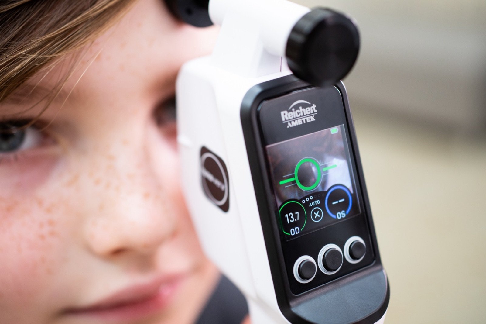 Mesure de la pression intraoculaire d'un enfant avec le tonomètre Reichert Tono-Vera
