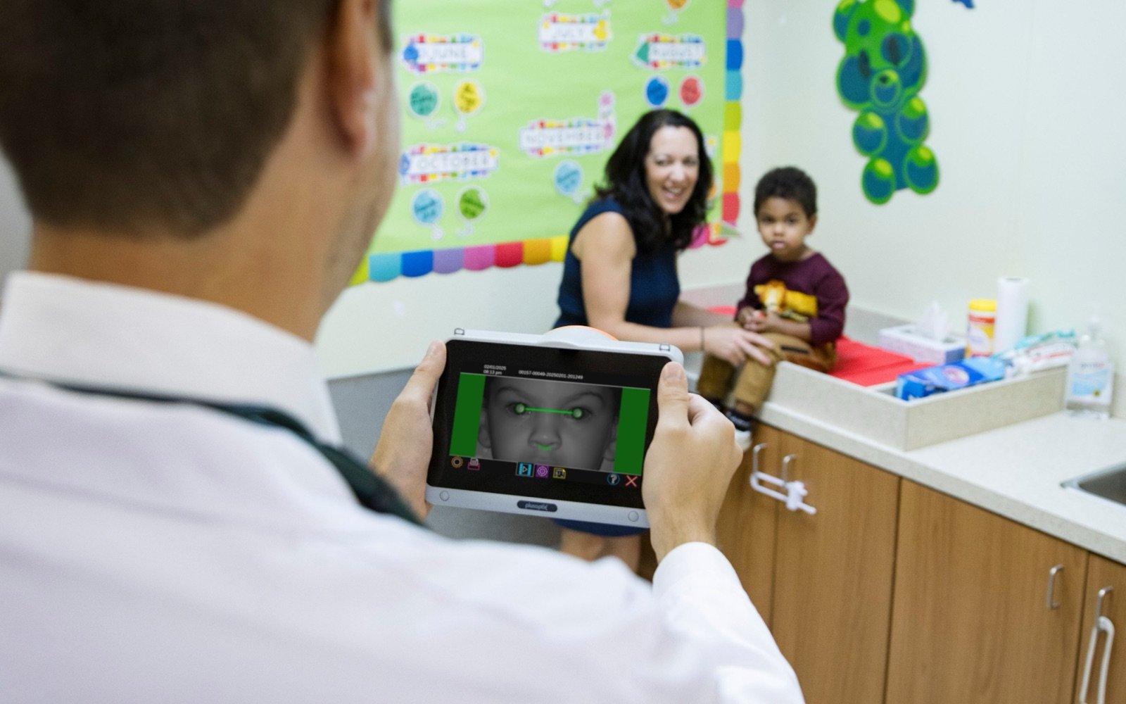 Mesure de la réfraction d'un enfant avec un autoréfractomètre portable Plusoptix